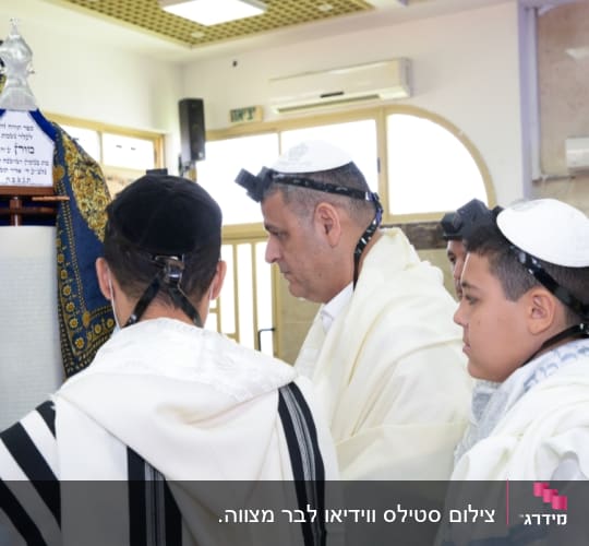 אנשים קוראים בתורה בבית כנסת עם תפילין